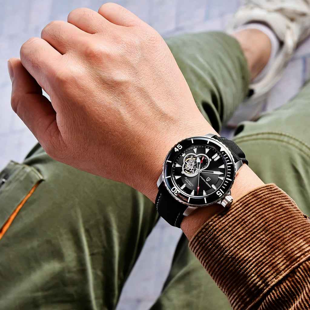 Pagani Design Atlantis Black no pulso em uso urbano