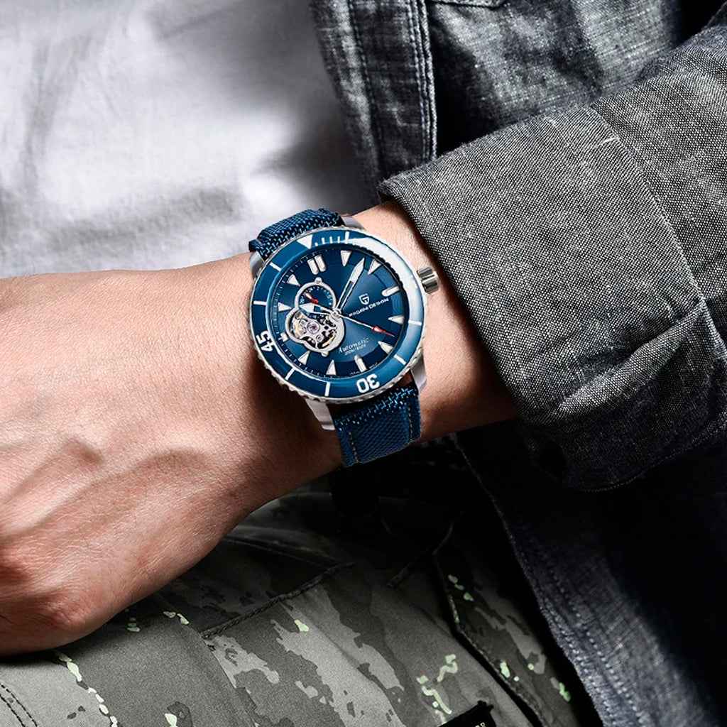 Pagani Design Atlantis Blue no pulso em uso urbano