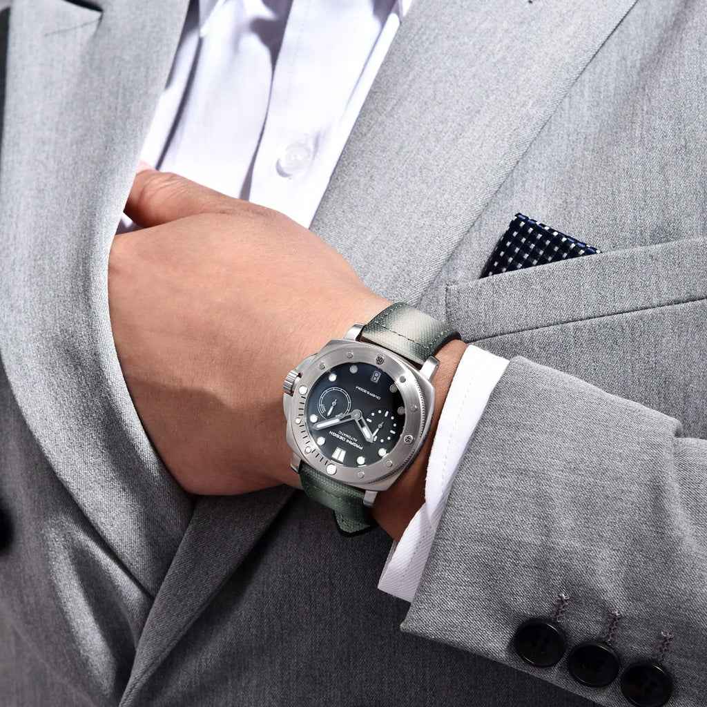 Pagani Design Numberg Grey no pulso em uso urbano