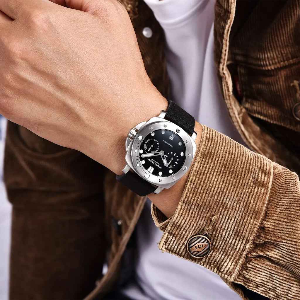 Pagani Design Numberg Black no pulso em uso urbano