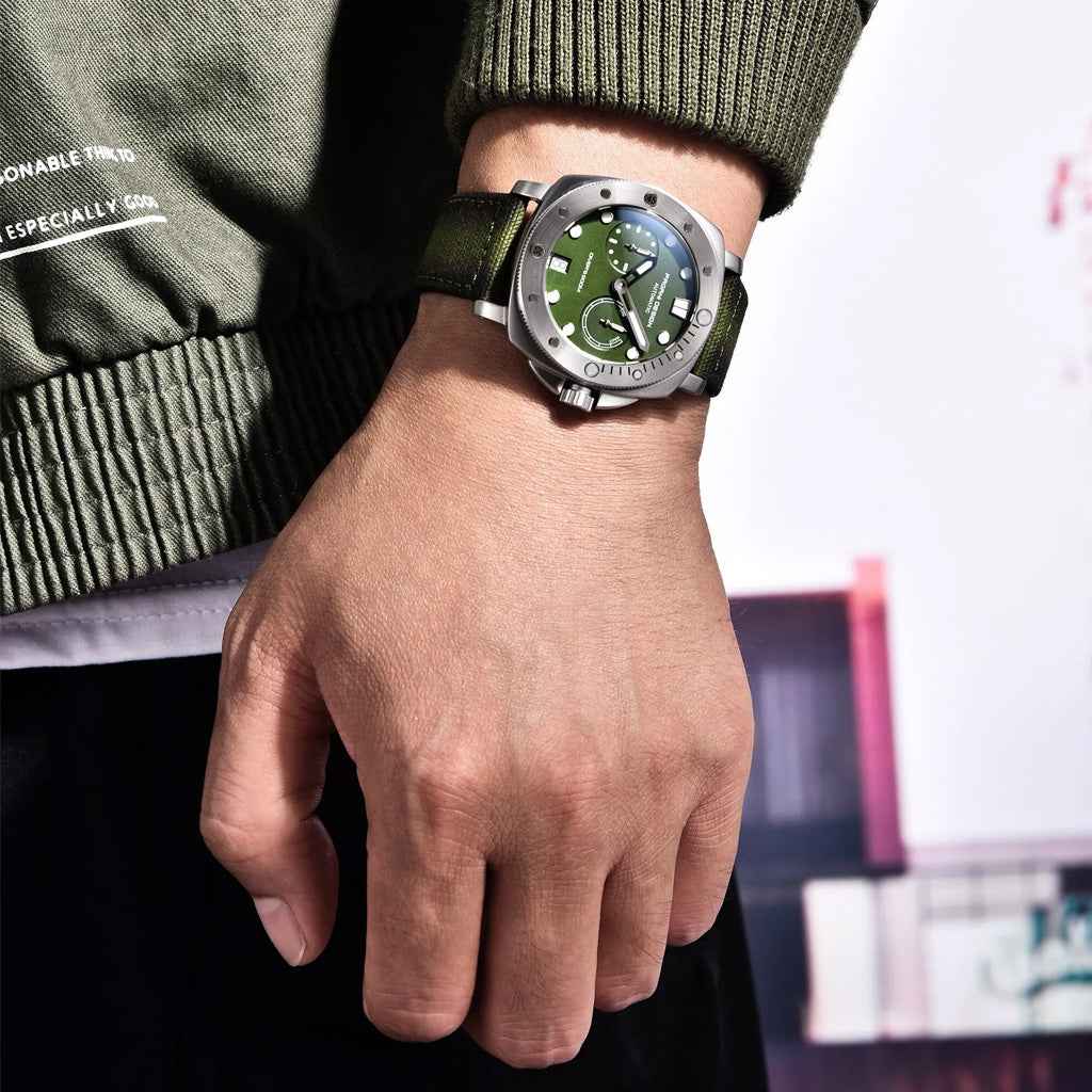 Pagani Design Numberg Green no pulso em uso urbano