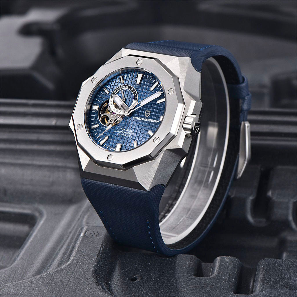 Pagani Design Armored Blue no pulso em uso urbano