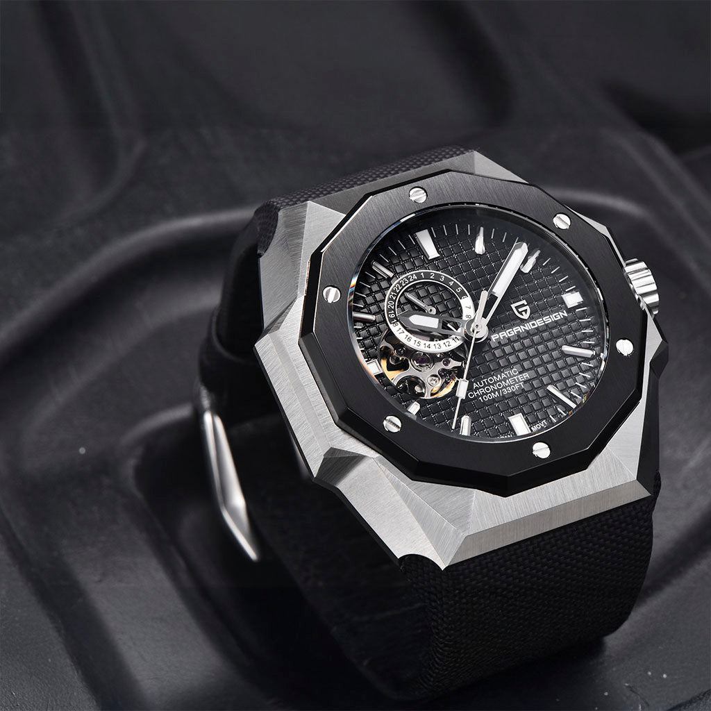Pagani Design Armored Black no pulso em uso urbano