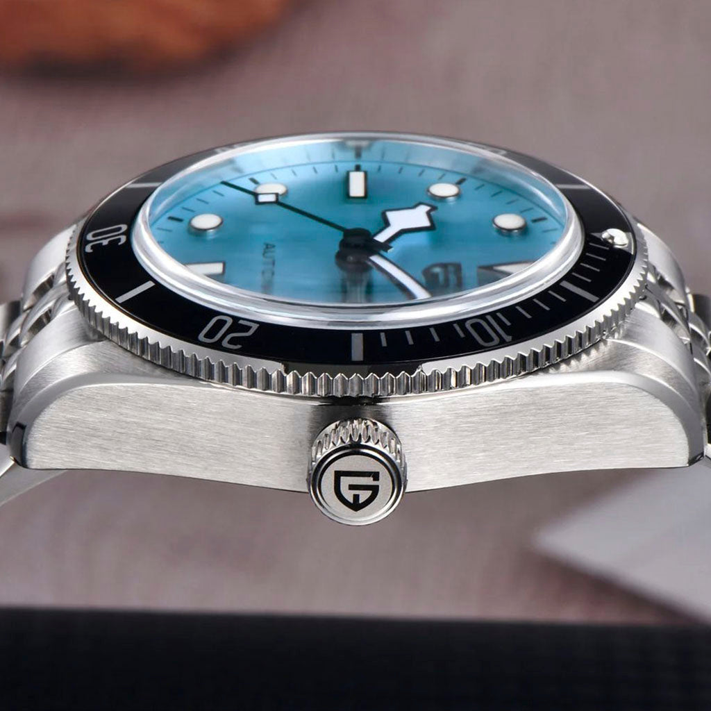 Pagani Design Cruise Turquoise no pulso em uso urbano