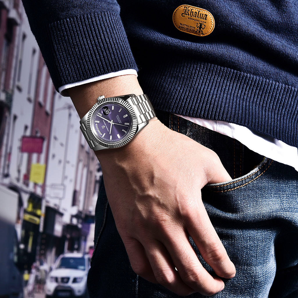 Pagani Design London Silver Purple no pulso em uso urbano