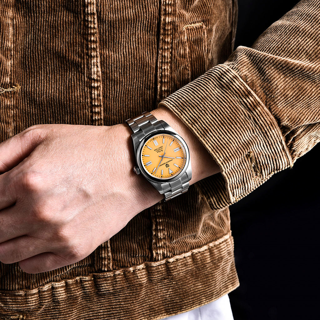 Pagani Design Matteo Yellow no pulso em uso urbano