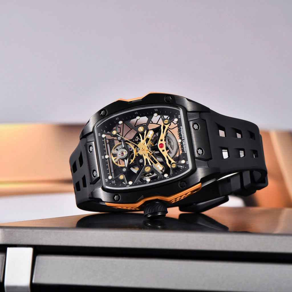 Pagani Design Birmingham Black no pulso em uso urbano