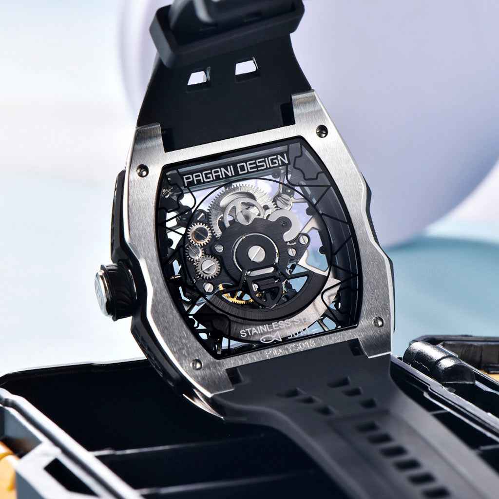 Pagani Design Birmingham Silver no pulso em uso urbano