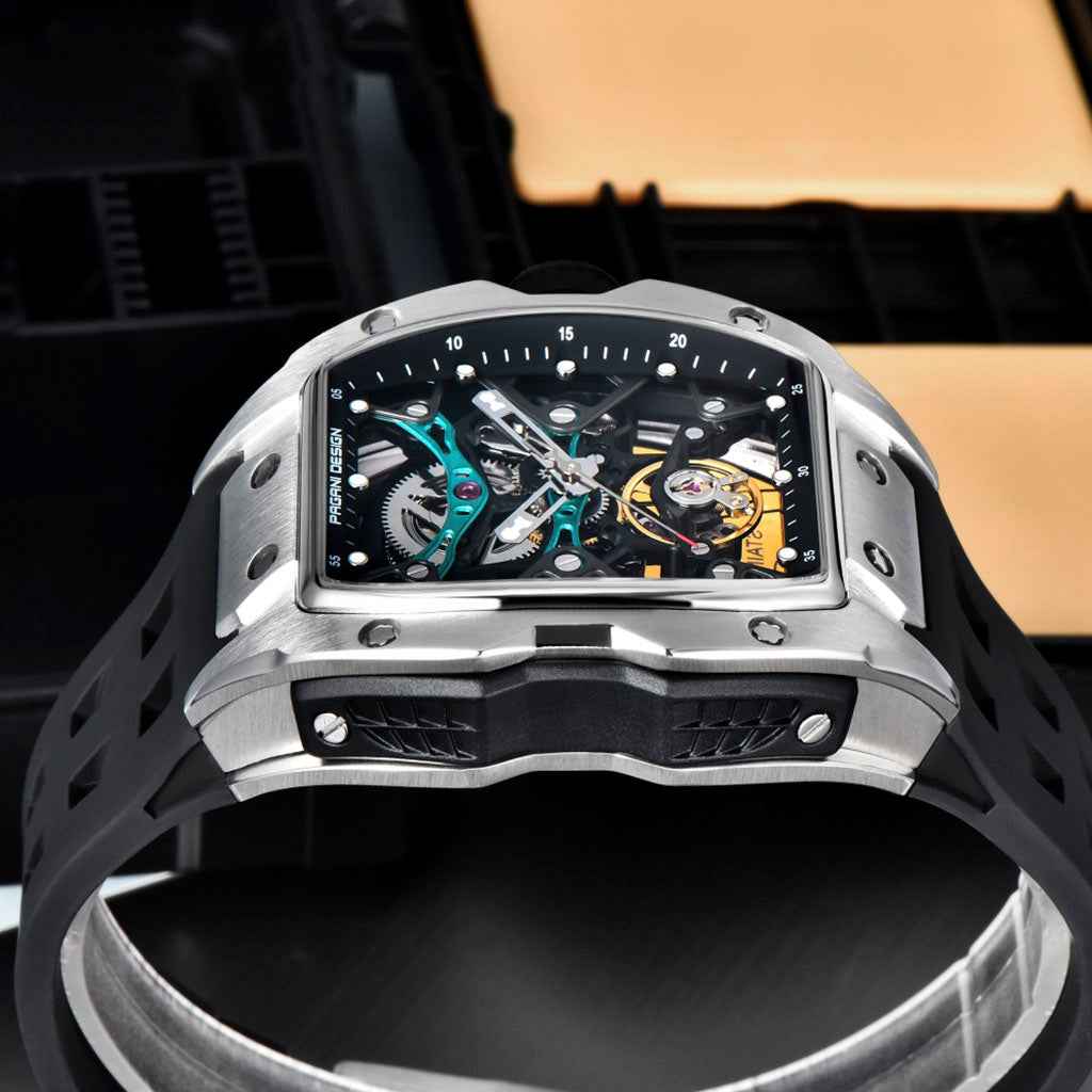 Pagani Design Birmingham Sky Silver no pulso em uso urbano