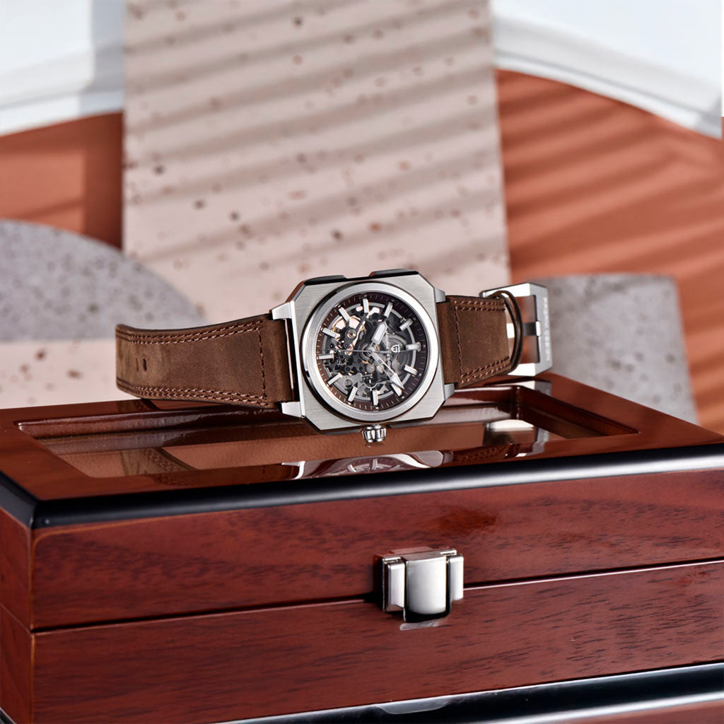 Pagani Design Factory Brown no pulso em uso urbano