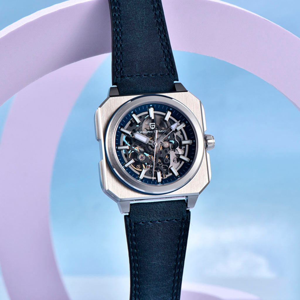 Pagani Design Factory Blue no pulso em uso urbano