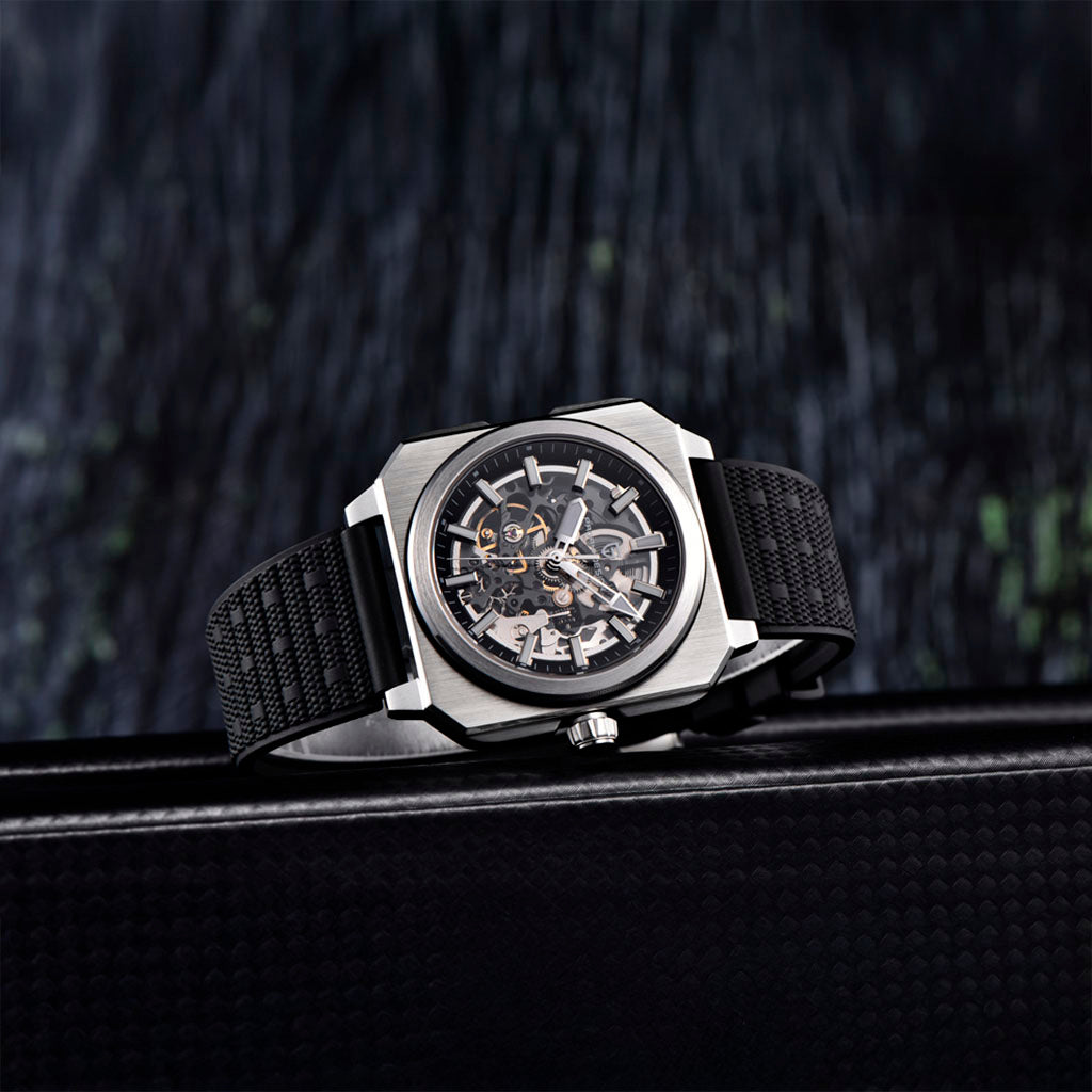 Pagani Design Factory Black no pulso em uso urbano