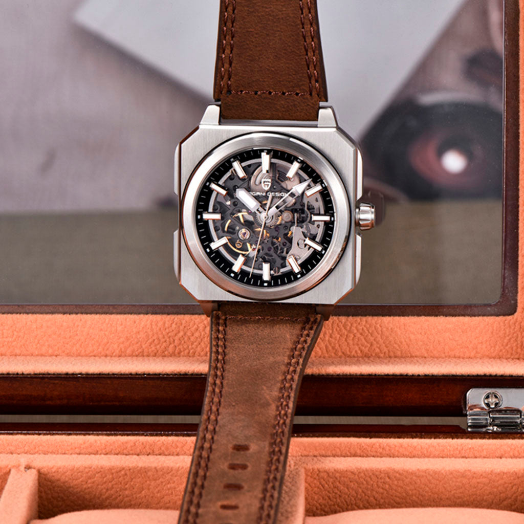 Pagani Design Factory Black Brown no pulso em uso urbano