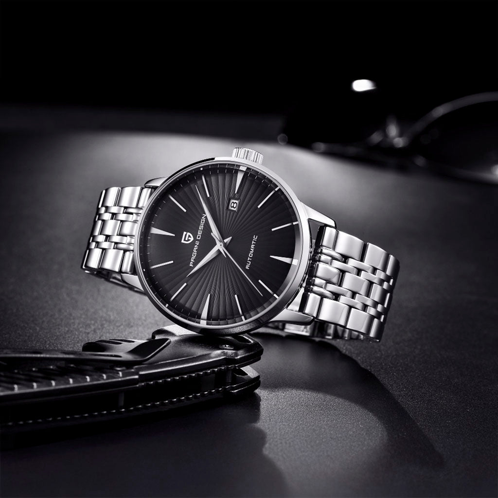 Pagani Design Lugano Black no pulso em uso urbano