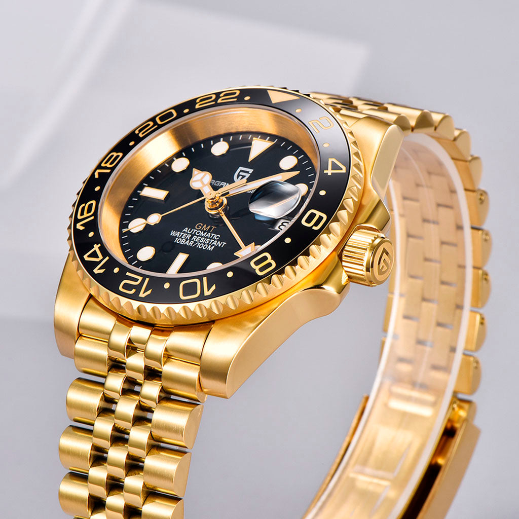 Pagani Design Pantheon Pure Gold no pulso em uso urbano