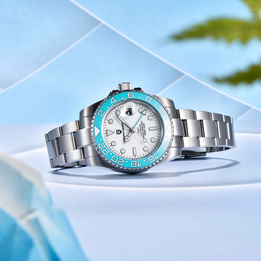 Pagani Design Pantheon Turquoise no pulso em uso urbano