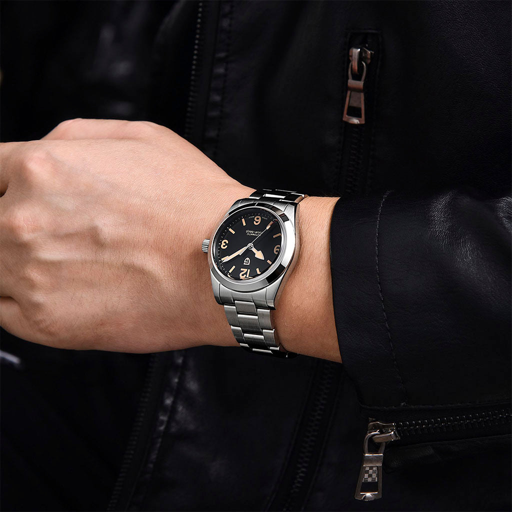 Pagani Design Ranger Black no pulso em uso urbano