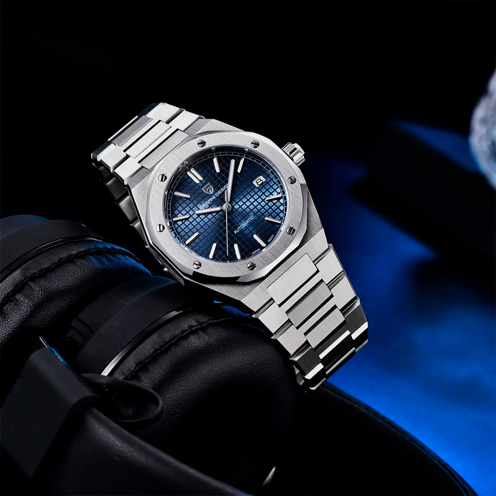 Pagani Design Vault Blue no pulso em uso urbano
