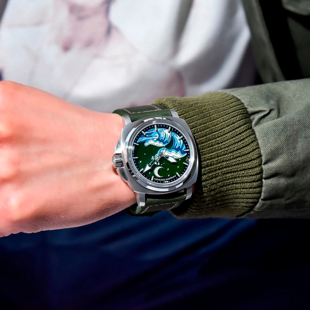 Pagani Design Wave Silver Green no pulso em uso urbano