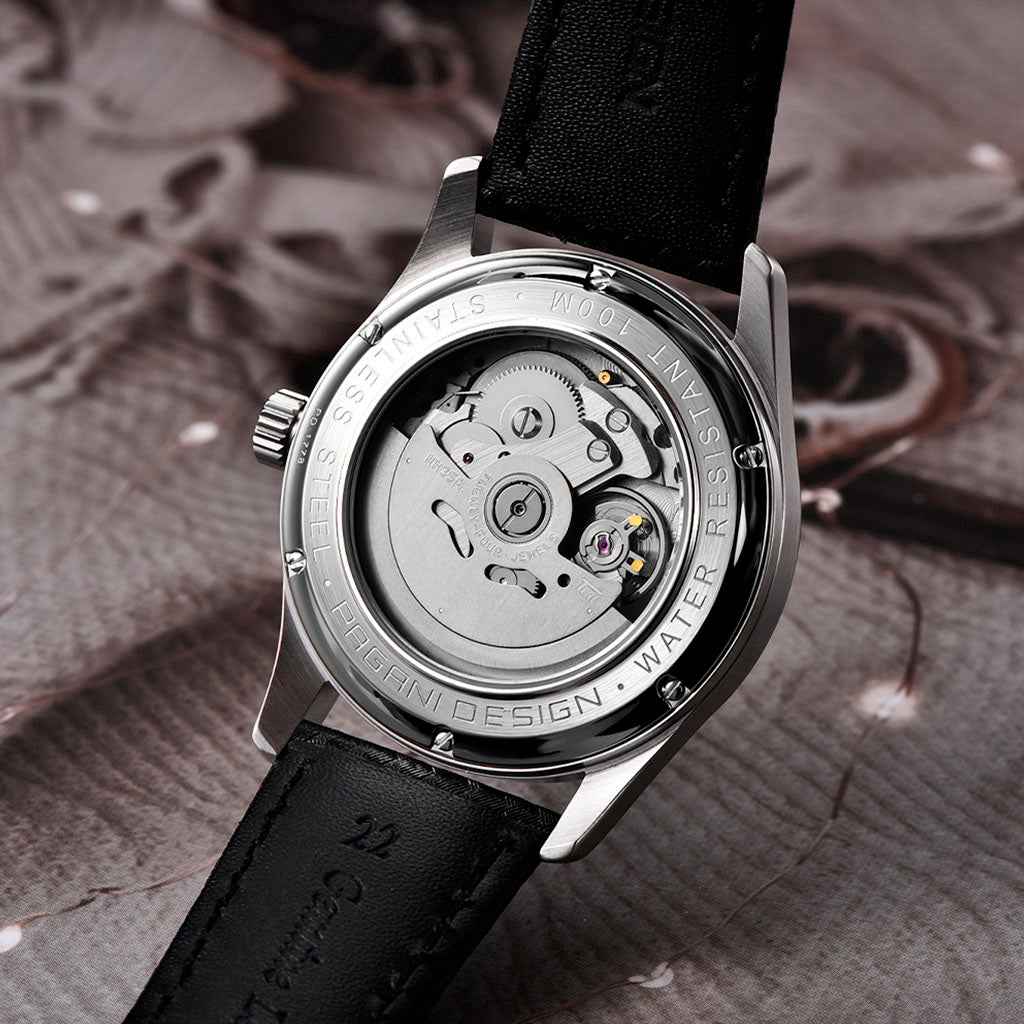Pagani Design Rennes Black no pulso em uso urbano