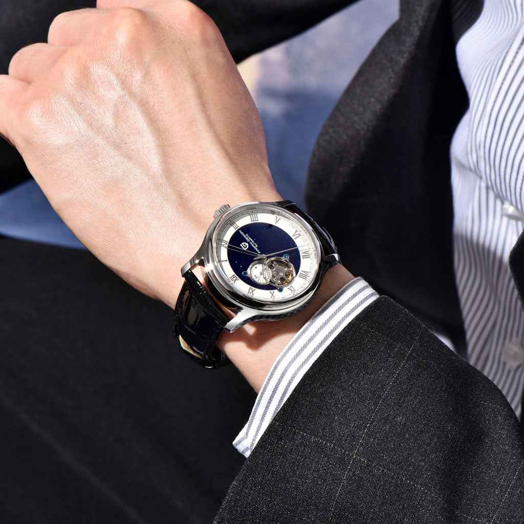 Pagani Design Strasbourg Blue no pulso em uso urbano
