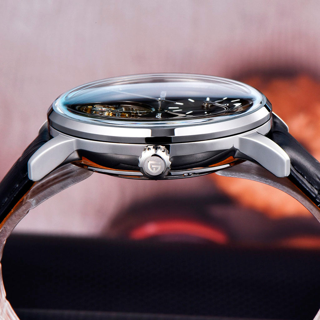 Pagani Design Tourbillon Silver Black no pulso em uso urbano