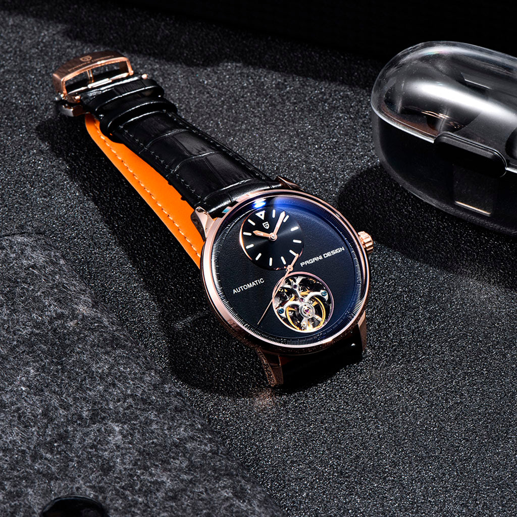 Pagani Design Tourbillon Gold Black no pulso em uso urbano