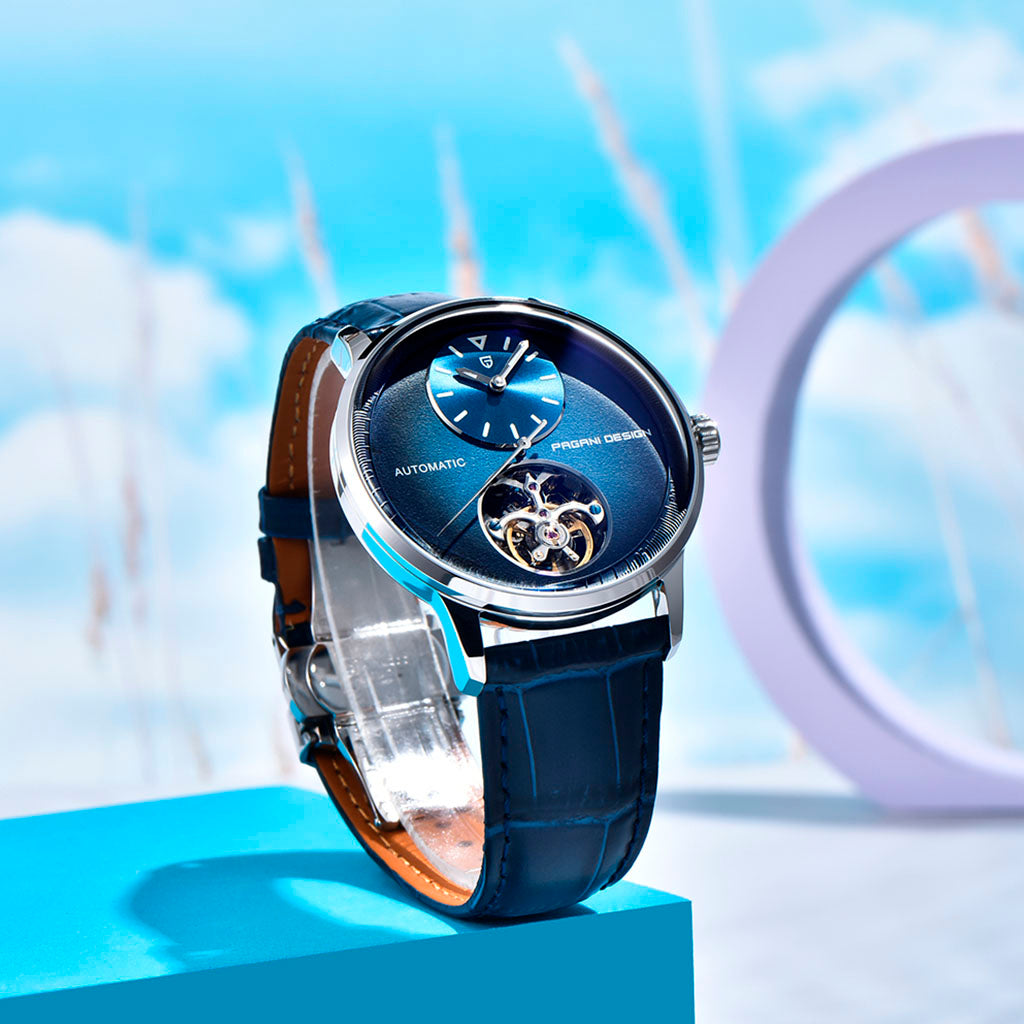 Pagani Design Tourbillon Blue no pulso em uso urbano