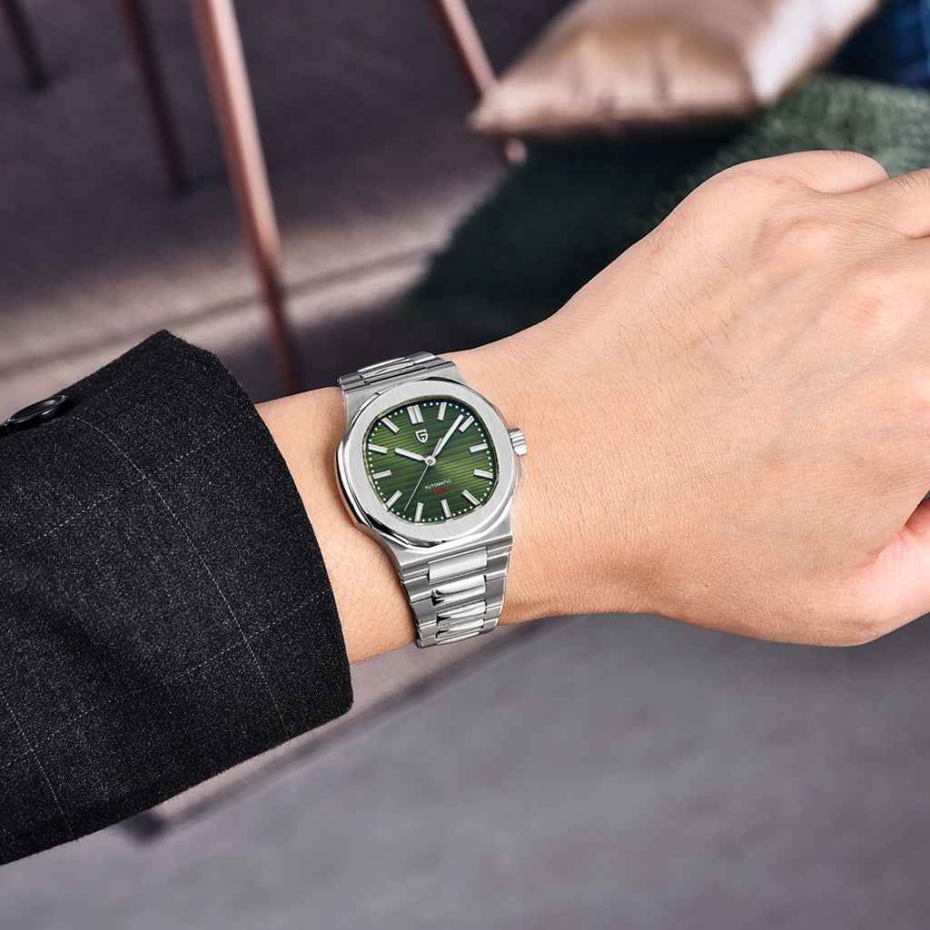 Pagani Design Giancarlo Green no pulso em uso urbano