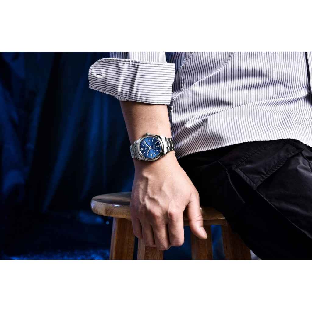 Pagani Design Matteo Blue no pulso em uso urbano