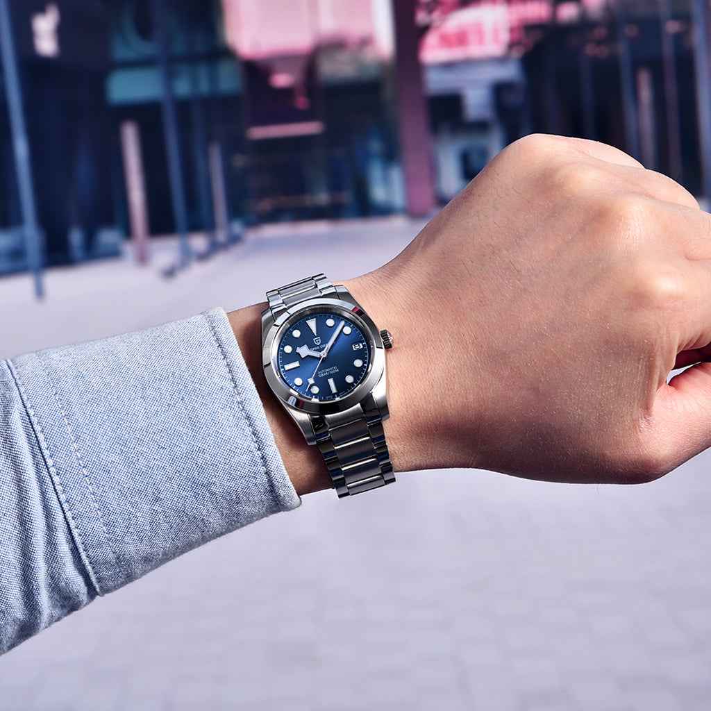 Pagani Design Columbus Blue no pulso em uso urbano