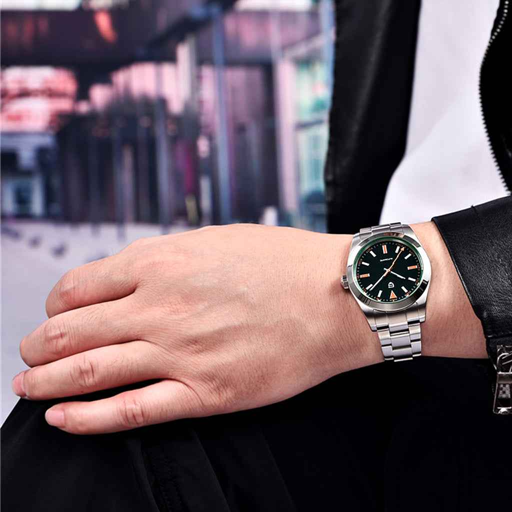 Pagani Design Vittorio Black no pulso em uso urbano